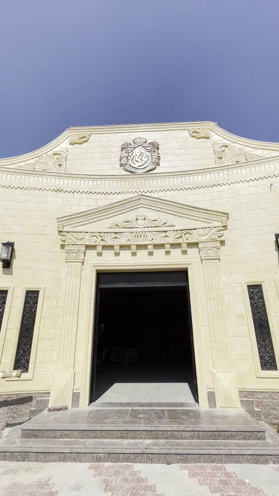 الواجهة والمدخل الخارجي لمصنع الروناء